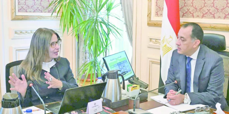 مدبولى يستعرض مع جيهان زكى عدالة توزيع المؤسسات الثقافية