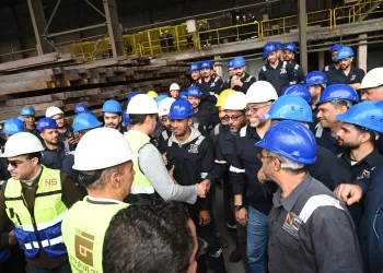 وزير الصناعة يتفقد مصانع الحديد والصلب بالسويس ويعلن خطة الوزارة للتغلب على تحديات الصناعة الوطنية