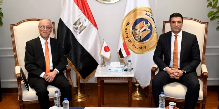 وزير الصناعة يبحث مع سفير اليابان بالقاهرة التوسع في الاستثمارات اليابانية في مصر