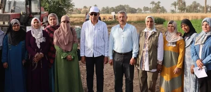 محافظ المنيا يشارك المزارعين حصاد القمح: المحصول ركيزة للأمن القومي 2 - جريدة الجمهورية 2 155 - جريدة الجمهورية