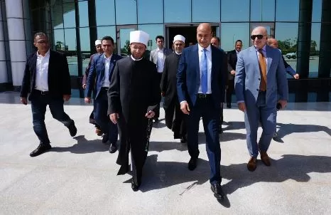 محافظ أسيوط يستقبل وزير الأوقاف بمطار أسيوط الدولي للمشاركة في المؤتمر الدولي الثاني لكلية أصول الدين 3 - جريدة الجمهورية 2 25 - جريدة الجمهورية