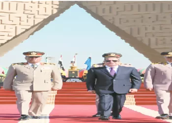 الرئيس يضع إكليلًا من الزهور على النصب التذكارى لشهداء القوات المسلحة و«قبر السادات»