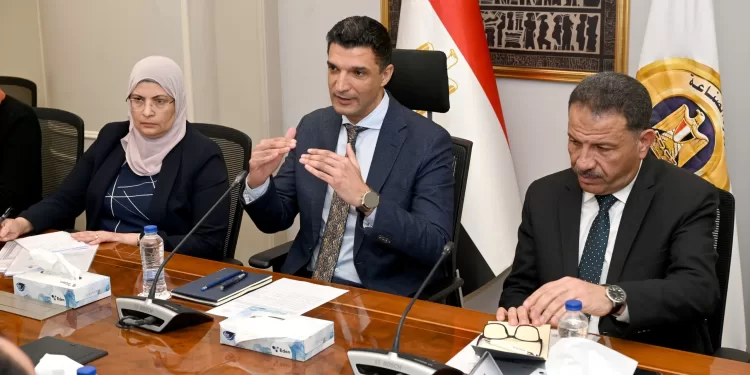 وزيرا الصناعة والعمل يبحثان سبل تعزيز التكامل والتعاون بين الوزارتين في المجالات المشتركة