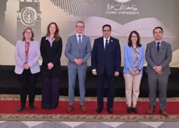 رئيس جامعة القاهرة يبحث مع وفد «ليدن» الهولندية برامج مشتركة في الآثار والطب والقانون