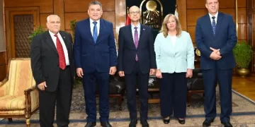 رئيس جامعة أسيوط يستقبل وزير الري الأسبق ونائب رئيس جامعة 6 أكتوبر لتعزيز التعاون العلمي