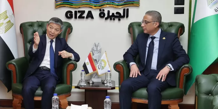 يبحثان توقيع اتفاقية صداقة مع «نانجينغ» الصينية.. محافظ الجيزة يلتقي السفير الصيني لتعزيز التعاون المشترك