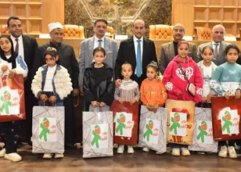 محافظ أسيوط يشارك 150 طفلاً احتفالات «يوم اليتيم» ويكرّم الأمهات المثاليات لعام 2026