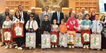 محافظ أسيوط يشارك 150 طفلاً احتفالات «يوم اليتيم» ويكرّم الأمهات المثاليات لعام 2026
