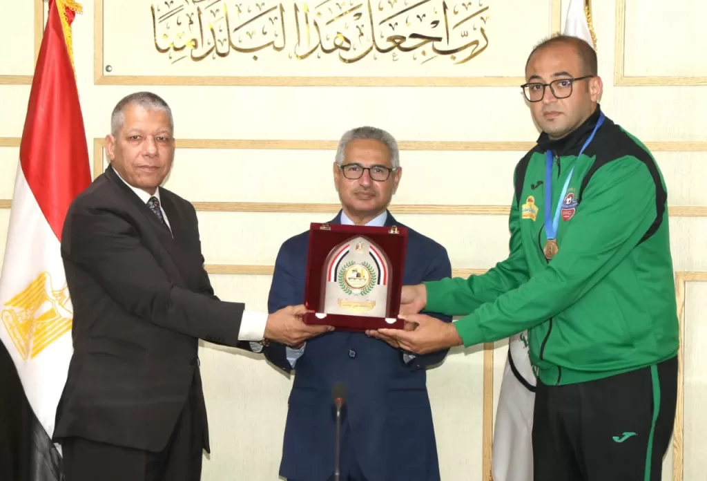 محافظ بني سويف يُكرم أبطال كرة اليد بعد الصعود التاريخي للدوري الممتاز 3 - جريدة الجمهورية WhatsApp Image 2026 03 31 at 6.43.11 PM 1 - جريدة الجمهورية
