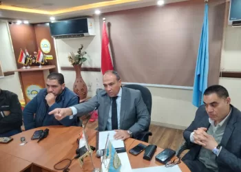 رئيس «مرسى مطروح» يناقش مشروعات الخطة الاستثمارية وملفات التعديات وشكاوى المواطنين