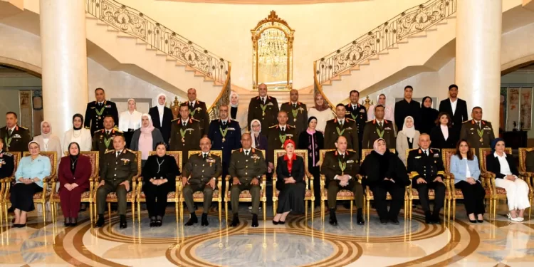 فيديو | وزير الدفاع يكرم عددًا من القادة الذين أوفوا العطاء بالقوات المسلحة
