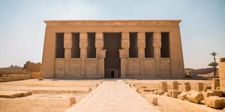 في إنجاز دولي جديد.. إدراج معبد دندرة ومنازل رشيد التاريخية على قائمة التراث في العالم الإسلامي
