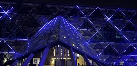 المتحف المصري الكبير يُضيء واجهته باللون الأزرق احتفالًا باليوم العالمي للتوعية بالتوحد 1 - جريدة الجمهورية المتحف المصري الكبير يُضيء واجهته باللون الأزرق احتفالًا باليوم العالمي للتوعية بالتوحد