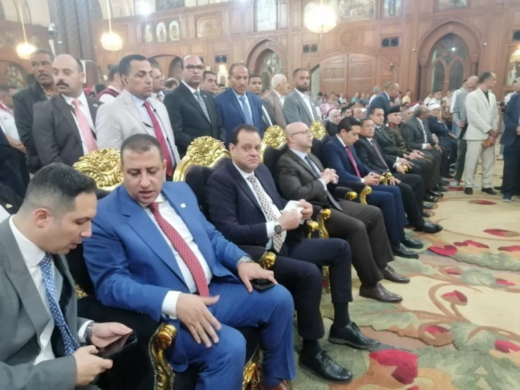 محافظ الفيوم وقادة الأجهزة التنفيذية يشاركون الأقباط قداس عيد القيامة 2 - جريدة الجمهورية اااااا 1 - جريدة الجمهورية