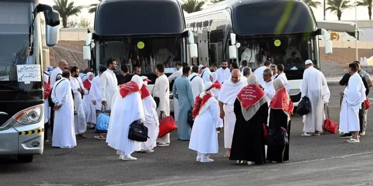 غرامة 100 ألف ريال لنقل مخالفي أنظمة الحج إلى المشاعر المقدسة
