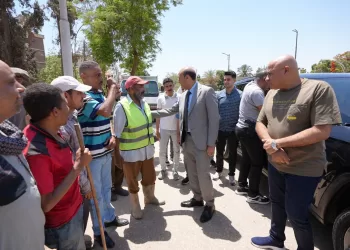 خلال جولاته الميدانية.. محافظ أسيوط يهنئ عمال النظافة بعيد الأضحى ويوزع الهدايا والعيديات تقديرًا لجهودهم