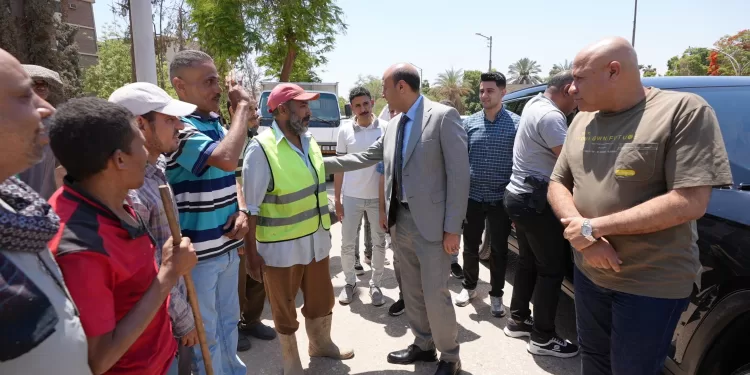 خلال جولاته الميدانية.. محافظ أسيوط يهنئ عمال النظافة بعيد الأضحى ويوزع الهدايا والعيديات تقديرًا لجهودهم