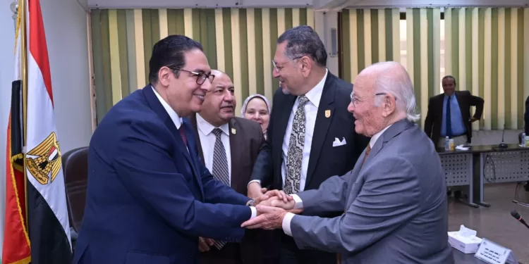 فريق طلابي بكلية التخطيط الإقليمي والعمراني ينفذ مشروع «جامعتنا الخضراء المستدامة» لرصد الأداء البيئي بالحرم الجامعي
