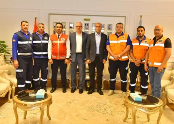 محافظ أسيوط يكرم طاقم إسعاف خاطر بحياته لإنقاذ عامل من بئر صرف صحي بعمق 12 مترًا