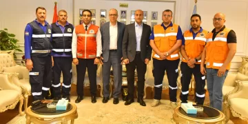 محافظ أسيوط يكرم طاقم إسعاف خاطر بحياته لإنقاذ عامل من بئر صرف صحي بعمق 12 مترًا