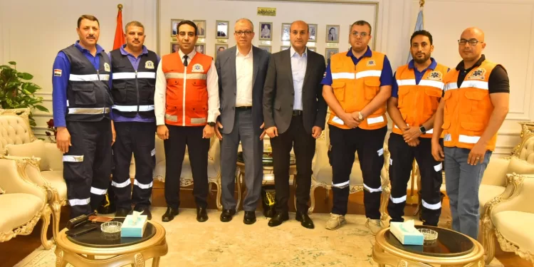 محافظ أسيوط يكرم طاقم إسعاف خاطر بحياته لإنقاذ عامل من بئر صرف صحي بعمق 12 مترًا