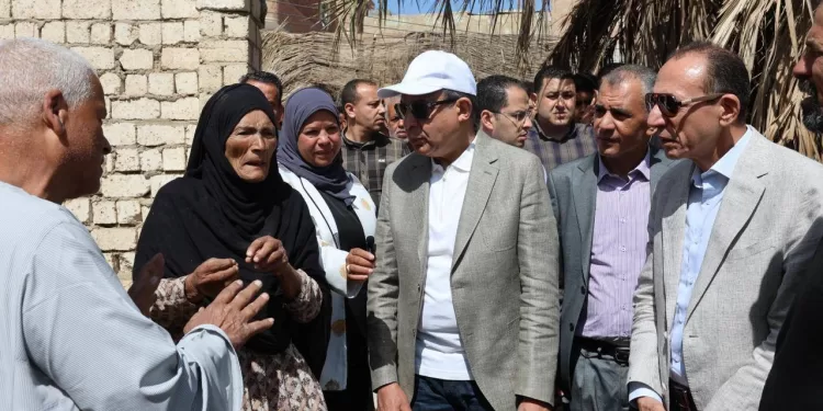 محافظ المنيا يُنهي معاناة 15 عاماً لأهالي «عزبة البيضاء» بالشيخ فضل 1 - جريدة الجمهورية محافظ المنيا يُنهي معاناة 15 عاماً لأهالي «عزبة البيضاء» بالشيخ فضل