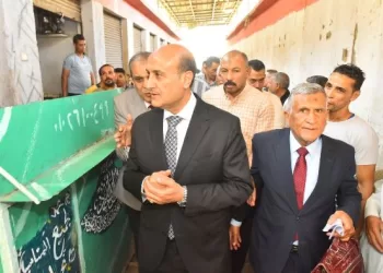 محافظ أسيوط يتفقد سوق الباعة الجائلين بمنفلوط ويوجه برفع الإشغالات من الشوارع الرئيسية