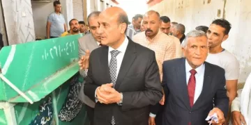 محافظ أسيوط يتفقد سوق الباعة الجائلين بمنفلوط ويوجه برفع الإشغالات من الشوارع الرئيسية