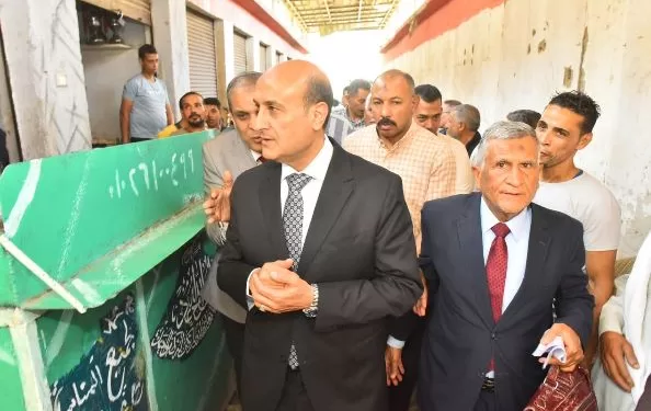 محافظ أسيوط يتفقد سوق الباعة الجائلين بمنفلوط ويوجه برفع الإشغالات من الشوارع الرئيسية 1 - جريدة الجمهورية محافظ أسيوط يتفقد سوق الباعة الجائلين بمنفلوط ويوجه برفع الإشغالات من الشوارع الرئيسية