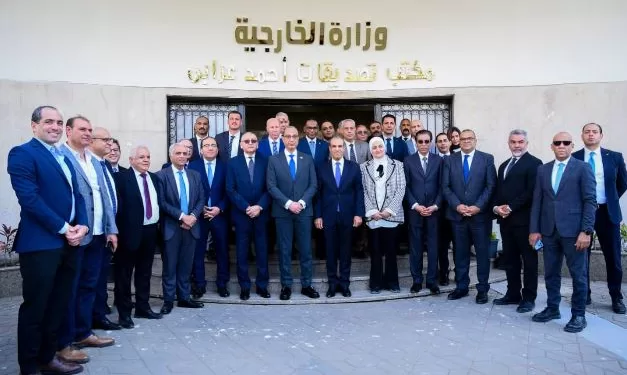 وزير الخارجية يتفقد مكتب تصديقات «أحمد عرابي» بعد تطويره ويرفع عدد المكاتب إلى 37 فرعاً