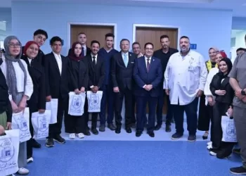 رئيس جامعة القاهرة يقود زيارة طلابية لـ «مستشفى الناس» ضمن مبادرة منصة «أثر»