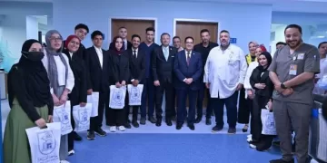 رئيس جامعة القاهرة يقود زيارة طلابية لـ «مستشفى الناس» ضمن مبادرة منصة «أثر»