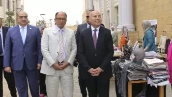 محافظ القاهرة ورئيس جامعة العاصمة يفتتحان معرض الحرف التراثية بالجامعة الأهلية