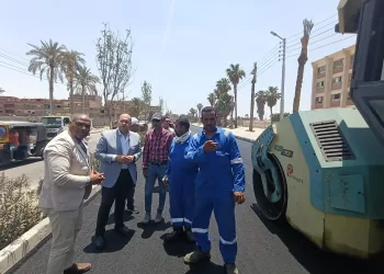 نائب محافظ الجيزة يشهد رصف طريق 21 ويتفقد السوق الحضارية والخطة الإستثمارية بالسعدني ونادي المعلمين بالصف