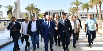 «كامل الوزير» يستقل المونوريل في أول أيام تشغيله: نقلة حضارية وتاريخية لمنظومة النقل الأخضر