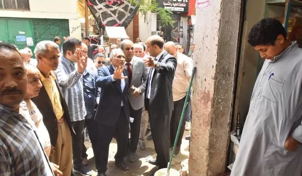 محافظ أسيوط يتفقد سوق الباعة الجائلين بمنفلوط ويوجه برفع الإشغالات من الشوارع الرئيسية 4 - جريدة الجمهورية 4 95 - جريدة الجمهورية