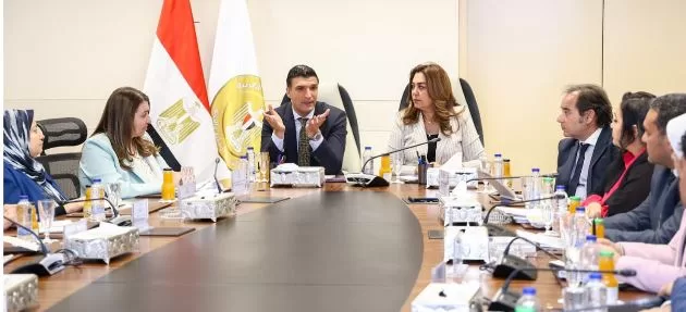 وزيرا «التنمية المحلية» و«الصناعة» يطلقان المنظومة الإلكترونية لسجل البيانات البيئية الموحد للقطاع الصناعي 4 - جريدة الجمهورية 5 75 - جريدة الجمهورية