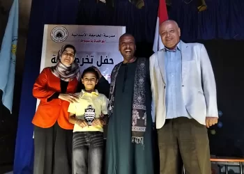 بالجلباب البلدي.. مدير مدرسة الجامعة الابتدائية بأسيوط يُكرّم المتفوقين.. ويوجه رسالة للأجيال بالتمسك بالأصالة 3 - جريدة الجمهورية بالجلباب البلدي.. مدير مدرسة الجامعة الابتدائية بأسيوط يُكرّم المتفوقين.. ويوجه رسالة للأجيال بالتمسك بالأصالة