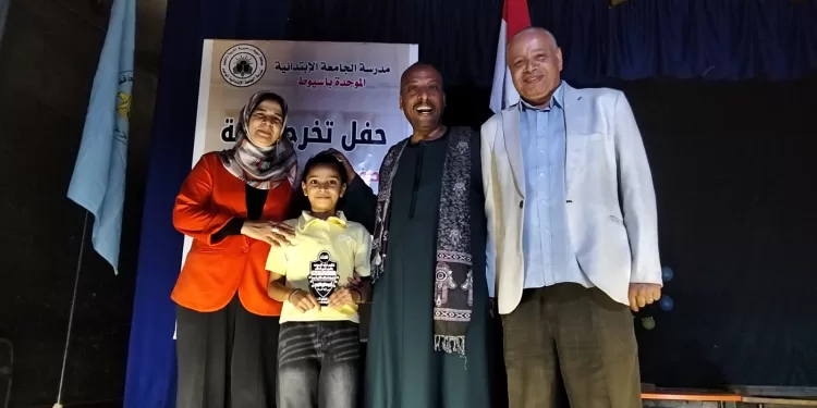 بالجلباب البلدي.. مدير مدرسة الجامعة الابتدائية بأسيوط يُكرّم المتفوقين.. ويوجه رسالة للأجيال بالتمسك بالأصالة 1 - جريدة الجمهورية بالجلباب البلدي.. مدير مدرسة الجامعة الابتدائية بأسيوط يُكرّم المتفوقين.. ويوجه رسالة للأجيال بالتمسك بالأصالة