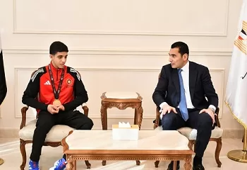 وزير الرياضة يستقبل عبد الله حسونة «تريند الذهب» بعد إنجازه الإفريقي في المصارعة