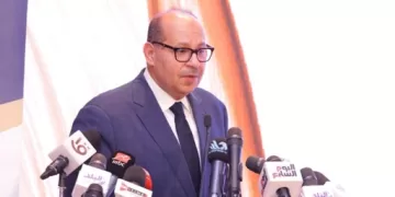 في خطوة مفاجئة.. إدريس يعود لمنصبه الدولي ويعتذر عن الاستمرار في اتحاد السباحة