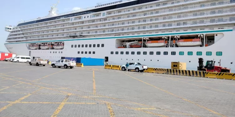 ميناء السخنة التابع لاقتصادية قناة السويس يستقبل السفينة (CRYSTAL SERENITY) بحمولة 1100 فرد