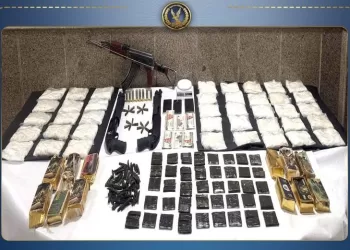 بلطجي يقتل ثمانية أشخاص بالرصاص بعد معركة بينهم بالصحراء.. تخلص منهم «بنيران الآلي» لخلاف على التنقيب عن الذهب