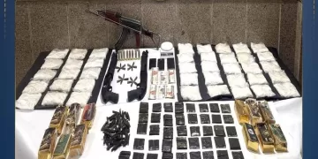 بلطجي يقتل ثمانية أشخاص بالرصاص بعد معركة بينهم بالصحراء.. تخلص منهم «بنيران الآلي» لخلاف على التنقيب عن الذهب