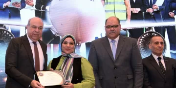 وزير الطيران المدني يكرّم العاملين المتميزين احتفالًا بعيد العمال