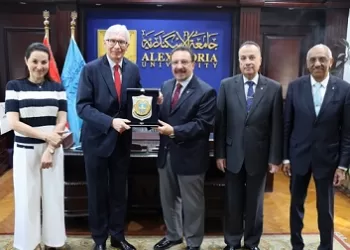 تعاون علمي وتعليمي بين جامعة الإسكندرية ومؤسسات أكاديمية في بيرو والكويت