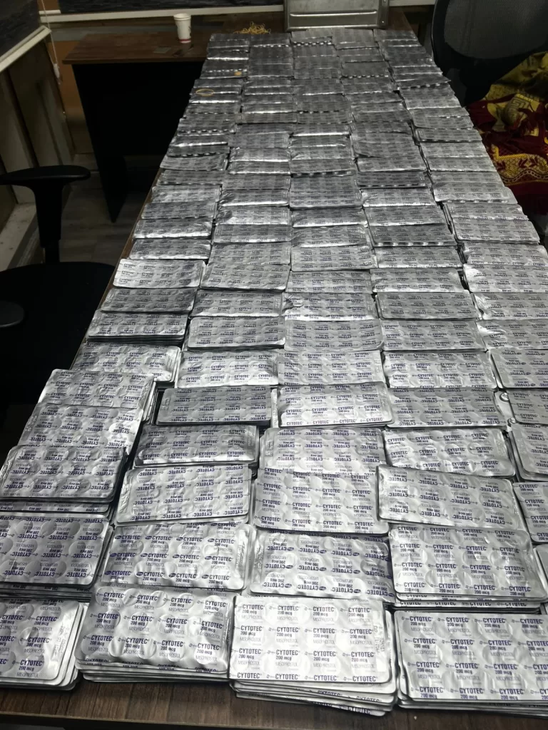 قادمة من أثينا.. فيديو يكشف تفاصيل ضبط 2400 شريط دواء إجهاض بمطار القاهرة 2 - جريدة الجمهورية WhatsApp Image 2026 05 07 at 8.00.06 PM - جريدة الجمهورية