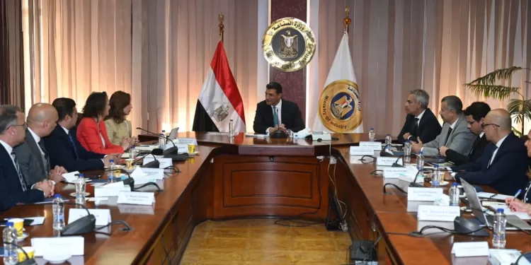 وزير الصناعة يبحث مع «غوروك» التركية إنشاء مجمع لإنتاج الزجاج في مصر 1 - جريدة الجمهورية وزير الصناعة يبحث مع «غوروك» التركية إنشاء مجمع لإنتاج الزجاج في مصر