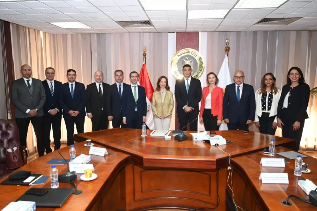 وزير الصناعة يبحث مع «غوروك» التركية إنشاء مجمع لإنتاج الزجاج في مصر 4 - جريدة الجمهورية WhatsApp Image 2026 05 12 at 1.31.30 PM 2 - جريدة الجمهورية