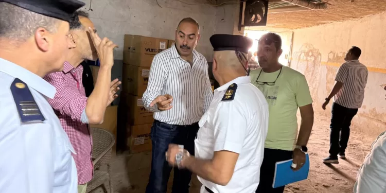 رئيس حي الهرم يقود حملات مكبرة لإزالة التعديات وغلق المنشآت المخالفة 1 - جريدة الجمهورية رئيس حي الهرم يقود حملات مكبرة لإزالة التعديات وغلق المنشآت المخالفة